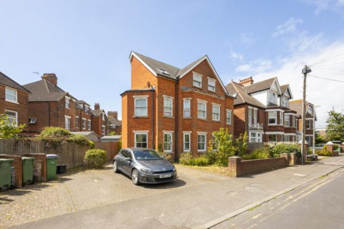 2 Bedroom Flat For Sale In Kingsnorth Gardens, Folkestone, CT20