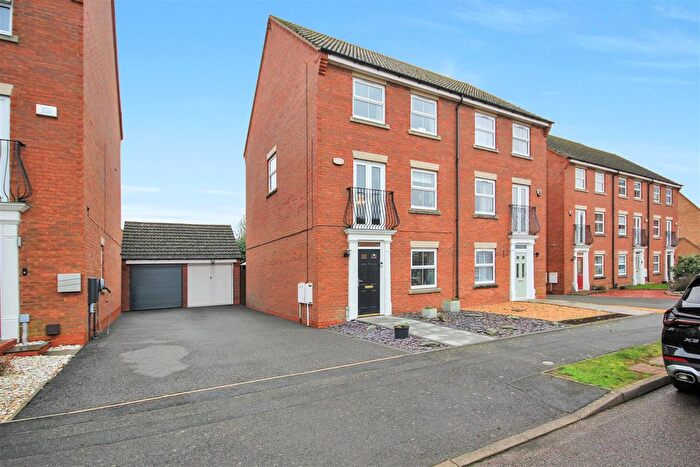 4 Bedroom Town House For Sale In Sunningdale Drive, Rushden, NN10