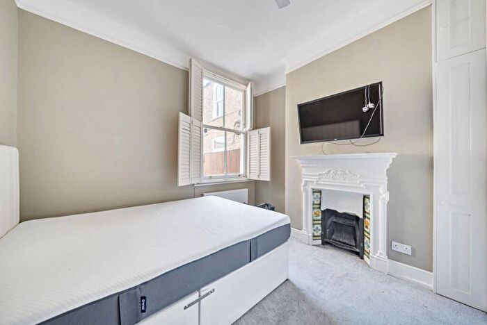 2 Bedroom Flat To Rent In Hazelbourne Road, Clapham South, London, SW12