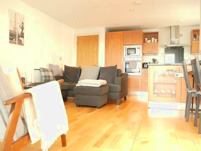 2 Bedroom Flat To Rent In Crozier House, The Boulevard, LS10