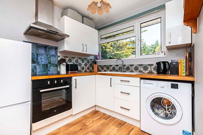 2 Bedroom Flat For Sale In Branksome Wood Road, Bournemouth, BH4