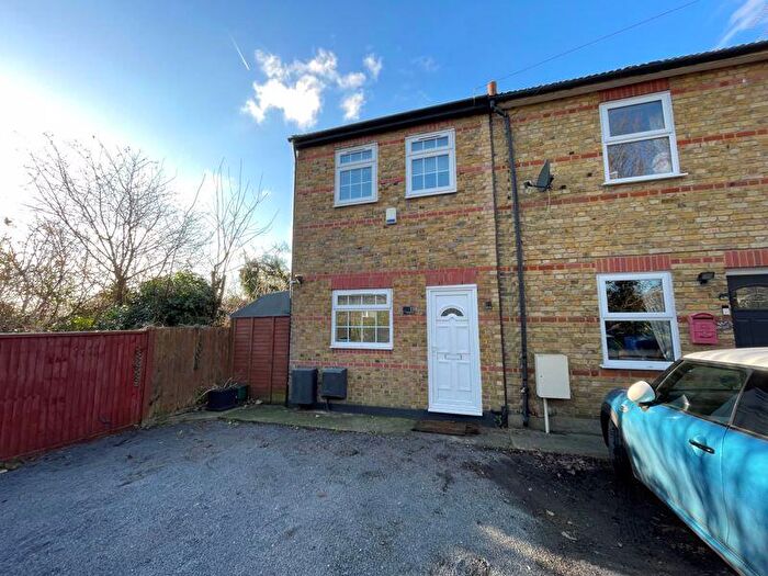 2 Bedroom House To Rent In Lennard Row, South Ockendon, RM15