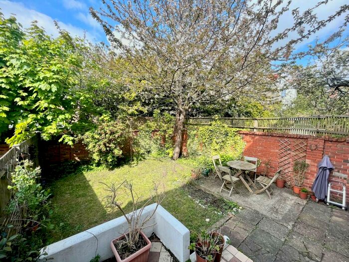 2 Bedroom Flat To Rent In Nizells Avenue, Hove, BN3