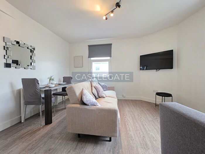 1 Bedroom Flat To Rent In New Street, Huddersfield, HD1