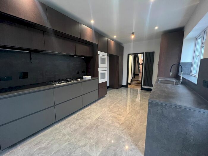 3 Bedroom Property To Rent In Penarth Road, Cardiff, CF11