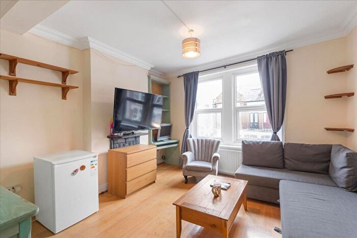 3 Bedroom Flat For Sale In Munster Road, Fulham, SW6