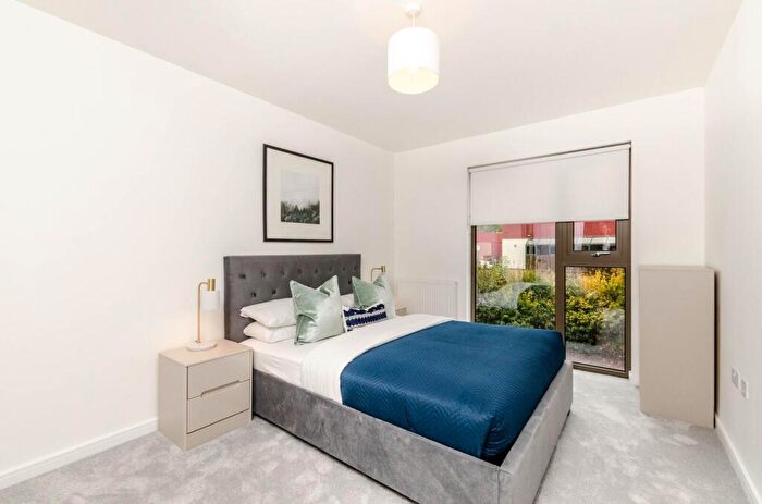 2 Bedroom Flat To Rent In Walnut Tree Close, Guildford, GU1