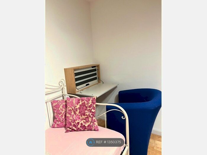 Studio To Rent In Ferndale Road, Swindon, SN2