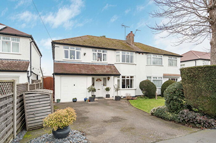 4 Bedroom Semi-Detached House For Sale In Sole Farm Road Bookham, KT23