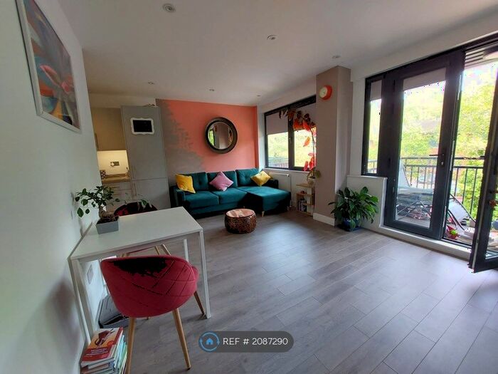 1 Bedroom Flat To Rent In Weyside Park, Godalming, GU7