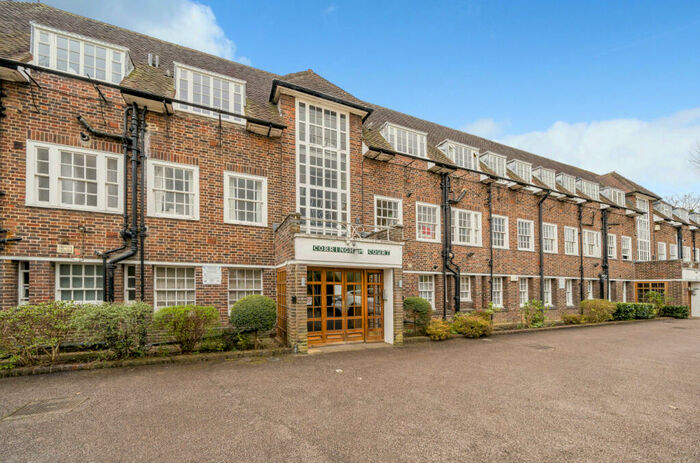 3 Bedroom Apartment For Sale In Corringham Road, Hampstead Garden Suburb, NW11