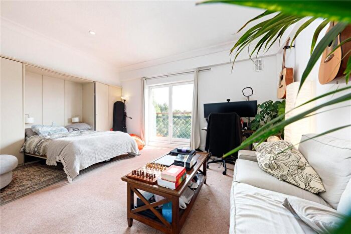 Flat To Rent In Waterloo Gardens, Milner Square, N1