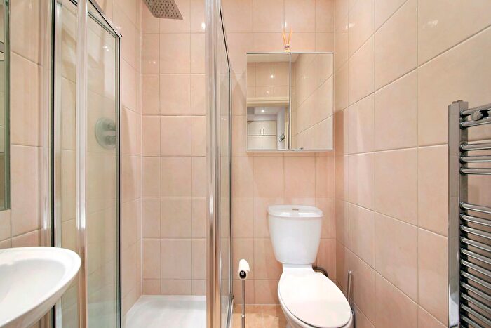 1 Bedroom Flat To Rent In Upper Richmond Road West, Sheen, SW14