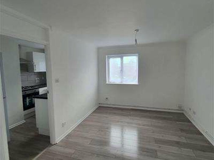 2 Bedroom Flat To Rent In Sandringham Way, Waltham Cross, EN8
