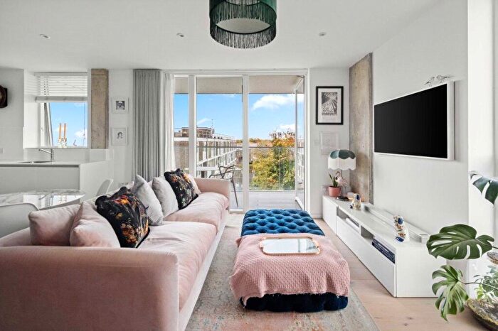 2 Bedroom Flat For Sale In Daley Street, London, E9