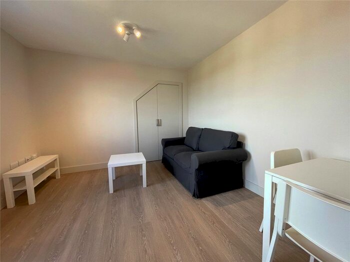 1 Bedroom Flat To Rent In Long Lane, Hillingdon, Greater London, UB10