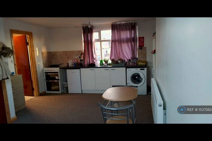 Studio To Rent In Bowes Road, London, N13