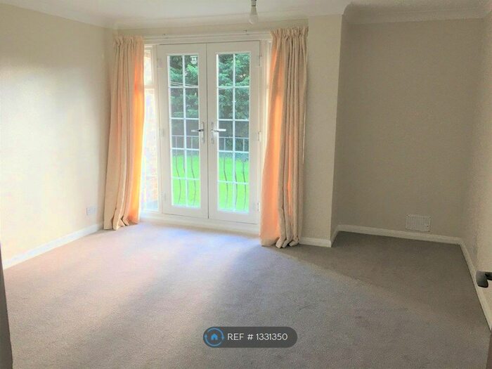 2 Bedroom Flat To Rent In Kingfisher Drive, Staines-Upon-Thames, TW18