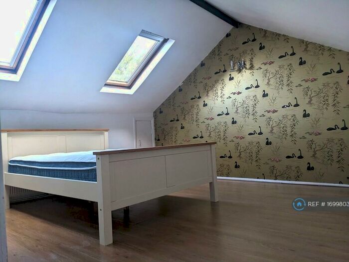 3 Bedroom Flat To Rent In Thurlow Park Road, London, SE21