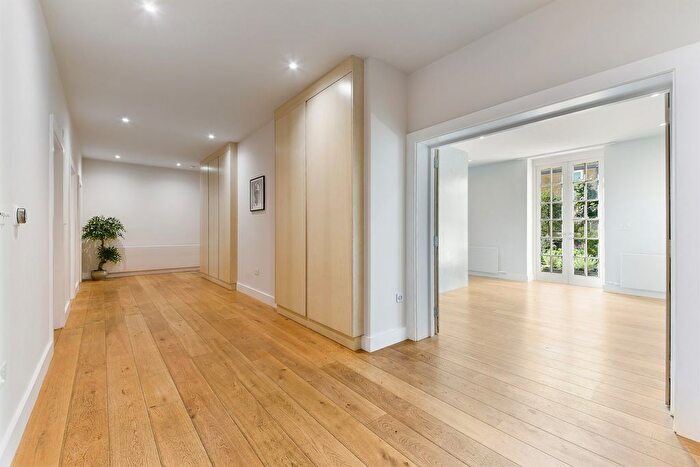 3 Bedroom Flat To Rent In Kensington Court, Kensington, W8