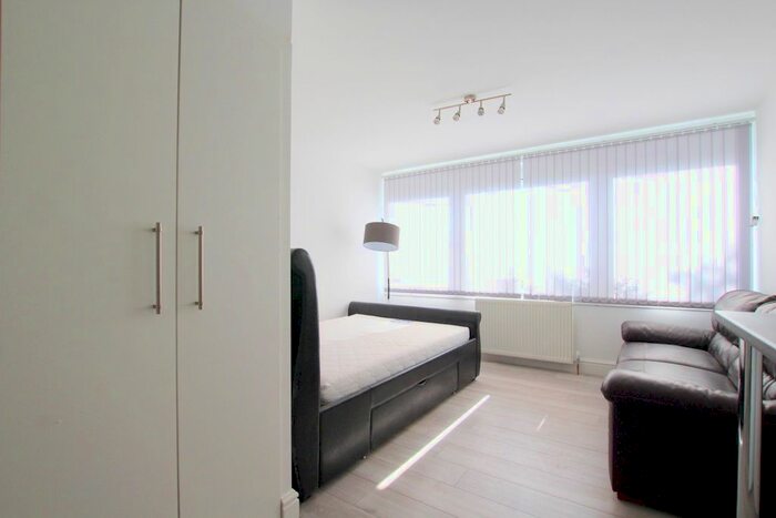 Studio To Rent In Putney Hill, Putney, London, SW15