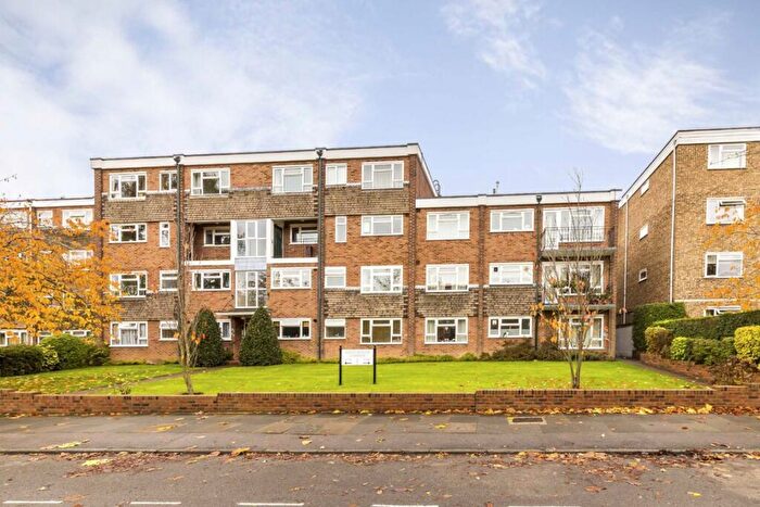 2 Bedroom Flat To Rent In Lovelace Road, Surbiton, KT6