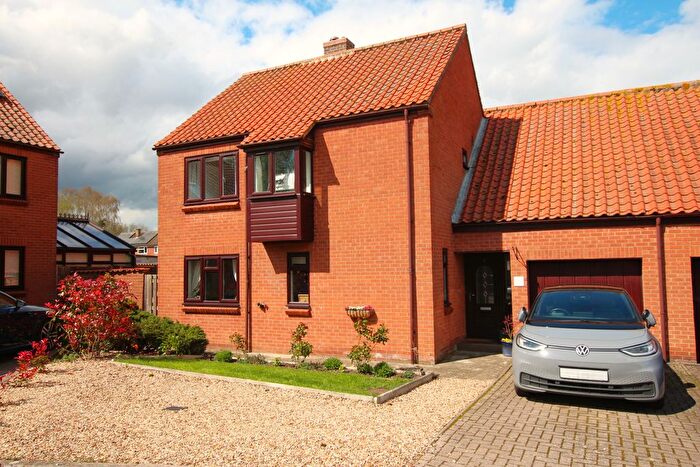 4 Bedroom Link Detached House For Sale In Halls Court, Dunston, LN4