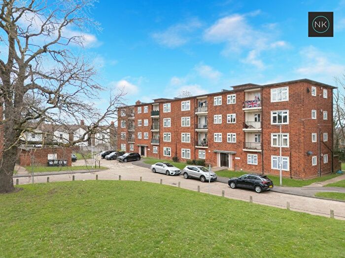 2 Bedroom Flat For Sale In Priory Close, Churchfields, South Woodford, London, E18