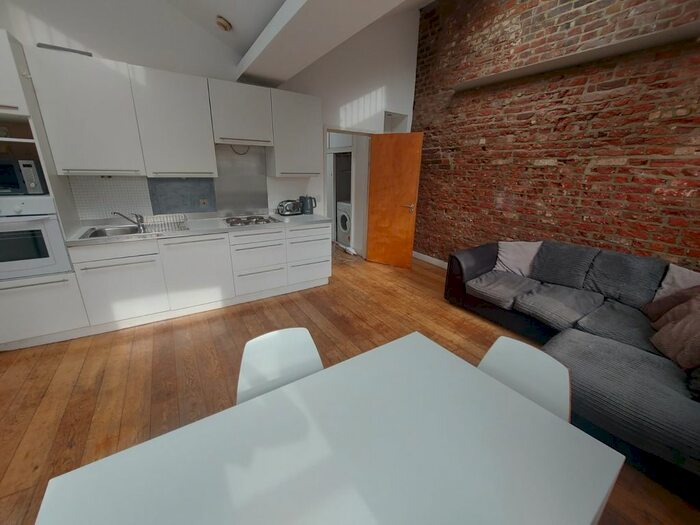 3 Bedroom Flat To Rent In Mile End Road, London, E3