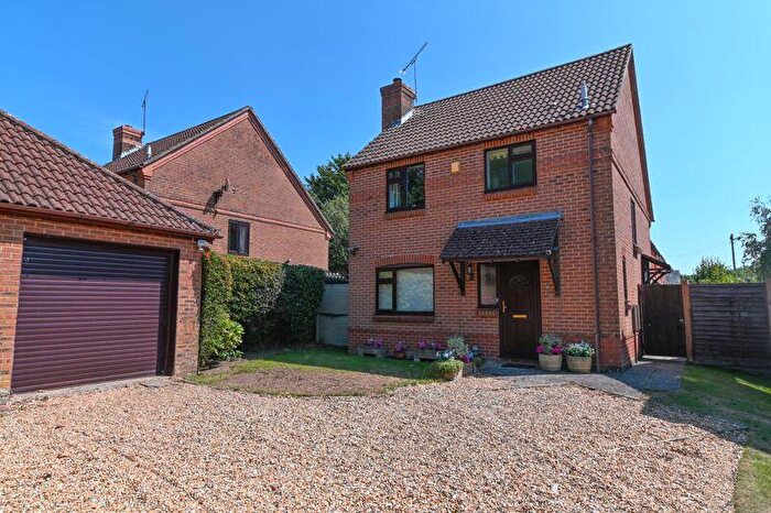 3 Bedroom Detached House For Sale In Ashington Close, Cowplain, PO8