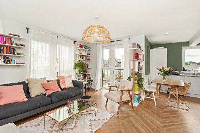 3 Bedroom Flat To Rent In Wintermill Square, Edinburgh, EH6