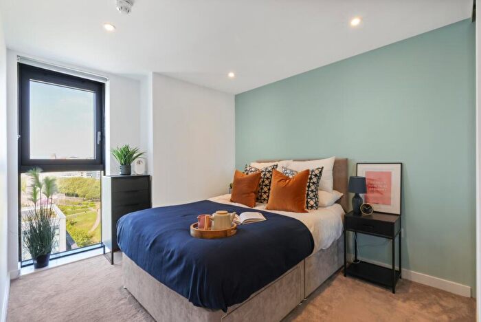 Flat To Rent In Castle Park View, Castle Street, Bristol, BS2