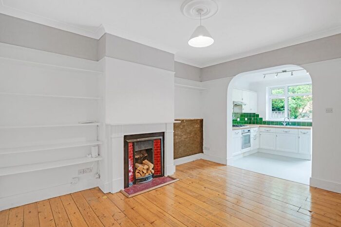 2 Bedroom Flat To Rent In Forest Drive East, Leytonstone, E11