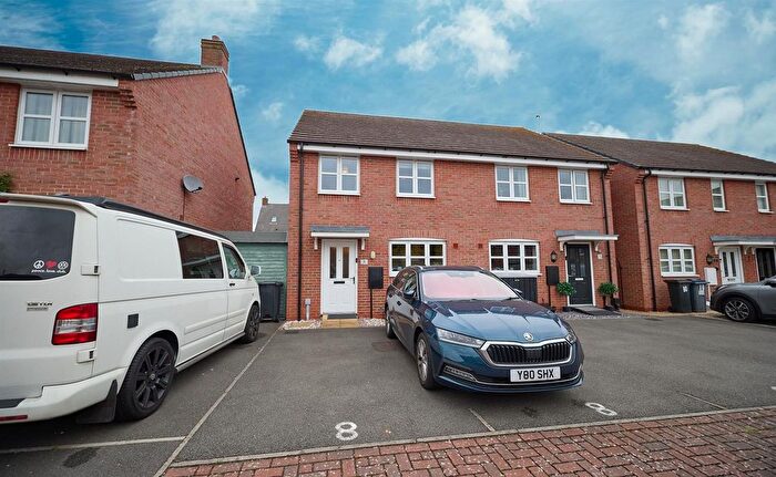 3 Bedroom Semi-detached House For Sale In Allen Close, Hinckley, LE10