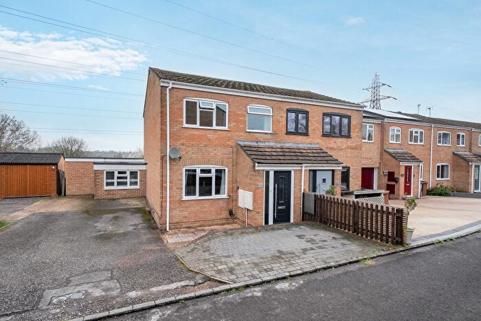 4 Bedroom Semi Detached House For Sale In Lawrence Close, Andover, SP10