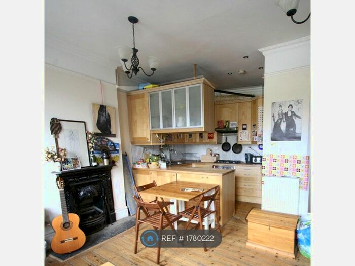 3 Bedroom Maisonette To Rent In Grove Lane, London, SE5
