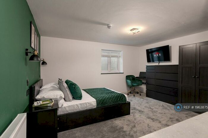 Studio To Rent In Gordon Road, Northfleet, Gravesend, DA11