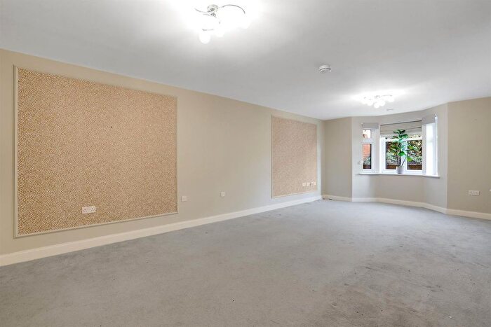 2 Bedroom Flat For Sale In Outwood Lane, Chipstead, Coulsdon, CR5