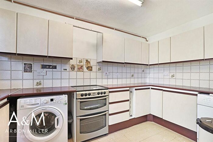 1 Bedroom Flat For Sale In Farm View Court, Newbury Park, IG2