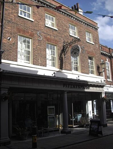 2 Bedroom Flat To Rent In Rochester, Kent, ME1