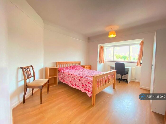 5 Bedroom Detached House To Rent In Ashenden Road, Guildford, GU2