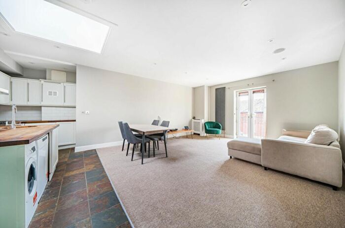 2 Bedroom Apartment To Rent In Regal Close, Abingdon, OX14