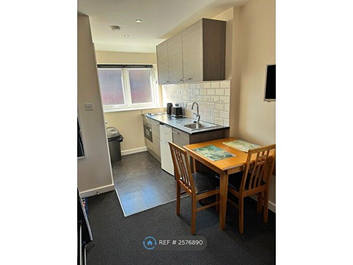 Studio To Rent In Wootton Close, Luton, LU3