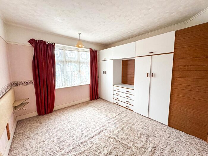 3 Bedroom Terraced House For Sale In Meadow Road, Gravesend, Kent, DA11