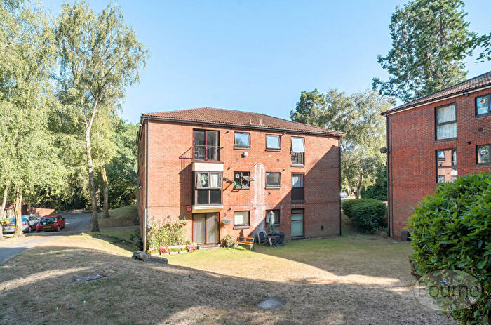 2 Bedroom Apartment For Sale In Upper Weybourne Lane, Farnham, Surrey, GU9
