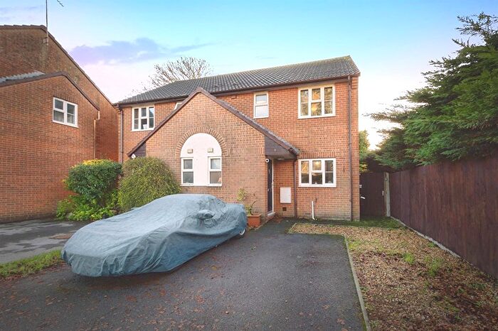 3 Bedroom Semi-detached House For Sale In Lime Tree Close, Alderholt, Fordingbridge, SP6