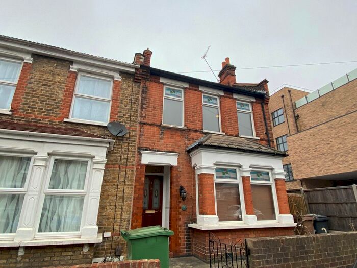 2 Bedroom Property To Rent In Westward Road, Chingford, London, E4