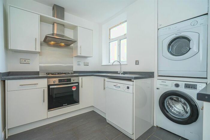 2 Bedroom Flat To Rent In Colney Hatch Lane, London, N10