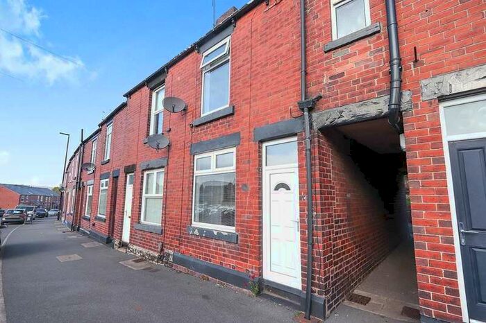 2 Bedroom House To Rent In Woodseats Road, Sheffield, South Yorkshire, S8