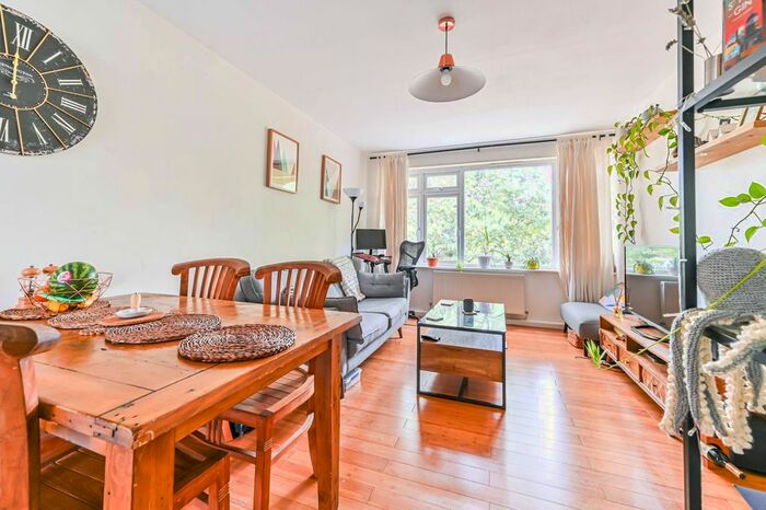 2 Bedroom Flat To Rent In Amberley Court, Brixton, London, SW9